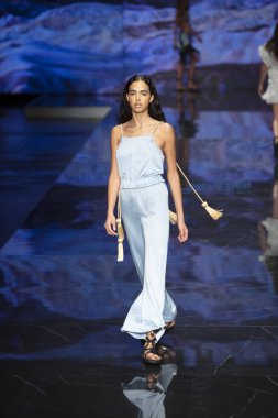 Bir model Jacqueline Then Fashion Show Resort sırasında pist yürüyor 2 Haziran 2019 Miami Ice Palace Miami Moda Haftası sırasında, Florida