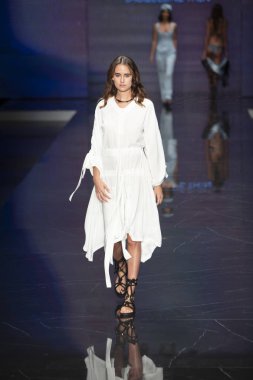 Bir model Jacqueline Then Fashion Show Resort sırasında pist yürüyor 2 Haziran 2019 Miami Ice Palace Miami Moda Haftası sırasında, Florida