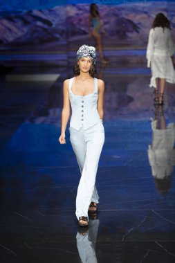 Bir model Jacqueline Then Fashion Show Resort sırasında pist yürüyor 2 Haziran 2019 Miami Ice Palace Miami Moda Haftası sırasında, Florida