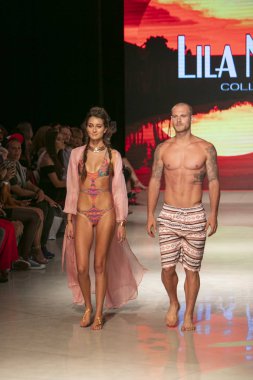 15 Temmuz 2018'de Miami Beach'teki Faena Forum'da Sanat, Kalpler ve Moda Yüzme 2018 koleksiyonunda Lila Nikole Fashion Show Summer 2019 koleksiyonunda podyumda yürüyen bir manken
