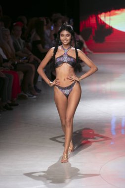 15 Temmuz 2018'de Miami Beach'teki Faena Forum'da Sanat, Kalpler ve Moda Yüzme 2018 koleksiyonunda Lila Nikole Fashion Show Summer 2019 koleksiyonunda podyumda yürüyen bir manken