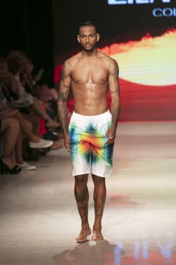 15 Temmuz 2018'de Miami Beach'teki Faena Forum'da Sanat, Kalpler ve Moda Yüzme 2018 koleksiyonunda Lila Nikole Fashion Show Summer 2019 koleksiyonunda podyumda yürüyen bir manken