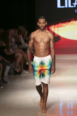 15 Temmuz 2018'de Miami Beach'teki Faena Forum'da Sanat, Kalpler ve Moda Yüzme 2018 koleksiyonunda Lila Nikole Fashion Show Summer 2019 koleksiyonunda podyumda yürüyen bir manken