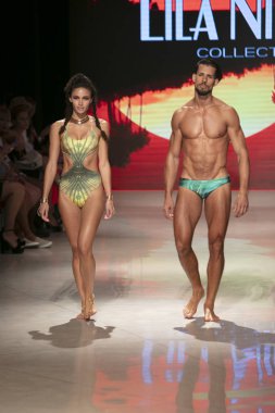 15 Temmuz 2018'de Miami Beach'teki Faena Forum'da Sanat, Kalpler ve Moda Yüzme 2018 koleksiyonunda Lila Nikole Fashion Show Summer 2019 koleksiyonunda podyumda yürüyen bir manken