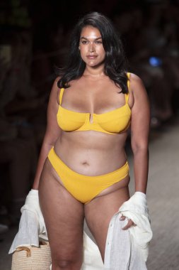 12 Temmuz 2019'da Miami Beach'te Düzenlenen Paraiso Swim Week 2019'da Poema Mayo Summer koleksiyonu 2020 defilesinde bir manken podyumda yürüyor.
