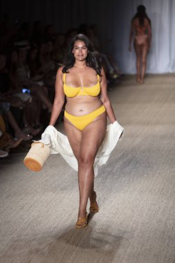 12 Temmuz 2019'da Miami Beach'te Düzenlenen Paraiso Swim Week 2019'da Poema Mayo Summer koleksiyonu 2020 defilesinde bir manken podyumda yürüyor.
