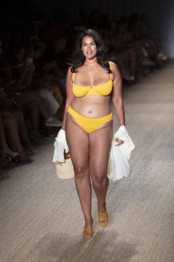 12 Temmuz 2019'da Miami Beach'te Düzenlenen Paraiso Swim Week 2019'da Poema Mayo Summer koleksiyonu 2020 defilesinde bir manken podyumda yürüyor.