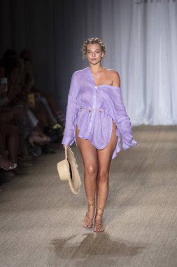 12 Temmuz 2019'da Miami Beach'te Düzenlenen Paraiso Swim Week 2019'da Poema Mayo Summer koleksiyonu 2020 defilesinde bir manken podyumda yürüyor.