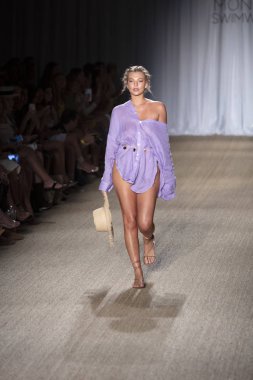 12 Temmuz 2019'da Miami Beach'te Düzenlenen Paraiso Swim Week 2019'da Poema Mayo Summer koleksiyonu 2020 defilesinde bir manken podyumda yürüyor.