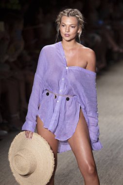 12 Temmuz 2019'da Miami Beach'te Düzenlenen Paraiso Swim Week 2019'da Poema Mayo Summer koleksiyonu 2020 defilesinde bir manken podyumda yürüyor.