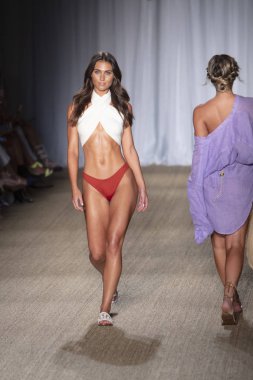 12 Temmuz 2019'da Miami Beach'te Düzenlenen Paraiso Swim Week 2019'da Poema Mayo Summer koleksiyonu 2020 defilesinde bir manken podyumda yürüyor.