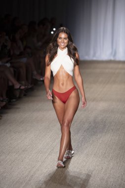 12 Temmuz 2019'da Miami Beach'te Düzenlenen Paraiso Swim Week 2019'da Poema Mayo Summer koleksiyonu 2020 defilesinde bir manken podyumda yürüyor.