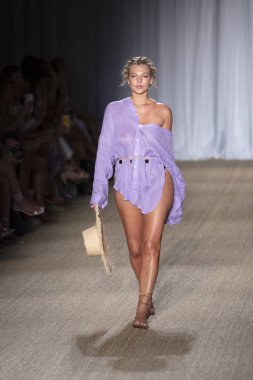 12 Temmuz 2019'da Miami Beach'te Düzenlenen Paraiso Swim Week 2019'da Poema Mayo Summer koleksiyonu 2020 defilesinde bir manken podyumda yürüyor.