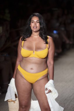 12 Temmuz 2019'da Miami Beach'te Düzenlenen Paraiso Swim Week 2019'da Poema Mayo Summer koleksiyonu 2020 defilesinde bir manken podyumda yürüyor.