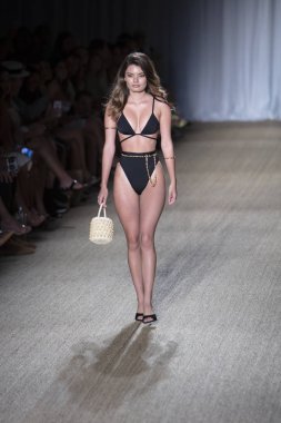 12 Temmuz 2019'da Miami Beach'te Düzenlenen Paraiso Swim Week 2019'da Poema Mayo Summer koleksiyonu 2020 defilesinde bir manken podyumda yürüyor.