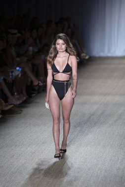 12 Temmuz 2019'da Miami Beach'te Düzenlenen Paraiso Swim Week 2019'da Poema Mayo Summer koleksiyonu 2020 defilesinde bir manken podyumda yürüyor.