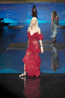 Bir model Jacqueline Then Fashion Show Resort sırasında pist yürüyor 2 Haziran 2019 Miami Ice Palace Miami Moda Haftası sırasında, Florida