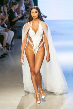 15 Temmuz 2018'de Miami Beach'teki Faena Forum'da Düzenlenen Cirone Swim Fashion Show Summer 2019 koleksiyonunda bir manken podyumda yürüyor.