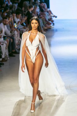 15 Temmuz 2018'de Miami Beach'teki Faena Forum'da Düzenlenen Cirone Swim Fashion Show Summer 2019 koleksiyonunda bir manken podyumda yürüyor.