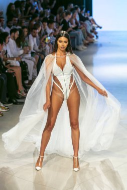 15 Temmuz 2018'de Miami Beach'teki Faena Forum'da Düzenlenen Cirone Swim Fashion Show Summer 2019 koleksiyonunda bir manken podyumda yürüyor.