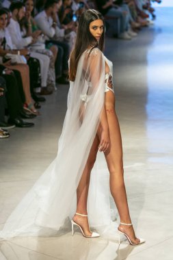 15 Temmuz 2018'de Miami Beach'teki Faena Forum'da Düzenlenen Cirone Swim Fashion Show Summer 2019 koleksiyonunda bir manken podyumda yürüyor.