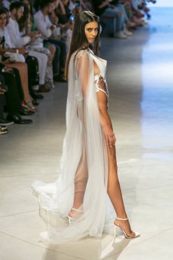 15 Temmuz 2018'de Miami Beach'teki Faena Forum'da Düzenlenen Cirone Swim Fashion Show Summer 2019 koleksiyonunda bir manken podyumda yürüyor.