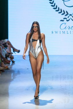 15 Temmuz 2018'de Miami Beach'teki Faena Forum'da Düzenlenen Cirone Swim Fashion Show Summer 2019 koleksiyonunda bir manken podyumda yürüyor.