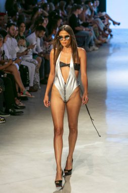 15 Temmuz 2018'de Miami Beach'teki Faena Forum'da Düzenlenen Cirone Swim Fashion Show Summer 2019 koleksiyonunda bir manken podyumda yürüyor.