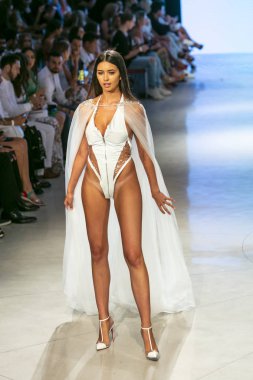 15 Temmuz 2018'de Miami Beach'teki Faena Forum'da Düzenlenen Cirone Swim Fashion Show Summer 2019 koleksiyonunda bir manken podyumda yürüyor.