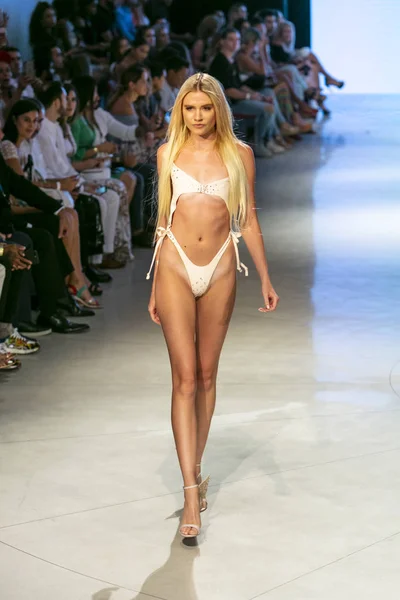 Una Modelo Camina Por Pasarela Durante Colección Cirone Swim Fashion — Foto de Stock