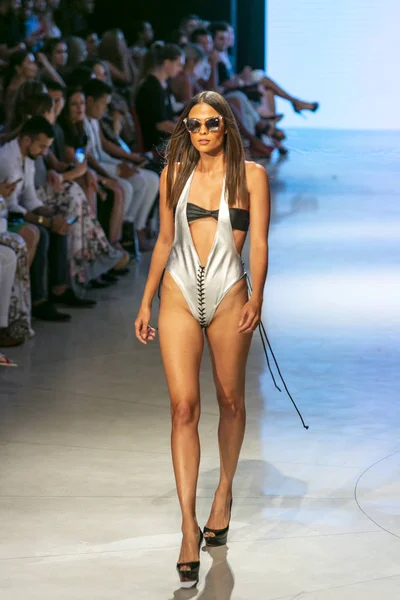 Model Spacery Pasa Startowego Podczas Cirone Swim Fashion Pokaz Lato — Zdjęcie stockowe