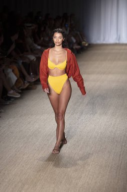 Paraiso Swim Haftası 2019'da Paraiso Swim Haftası 2019'da Paraiso Pist Çadırı'ndaki Miami Beach'te düzenlenen 2019 Pazartesi Mayo Yaz koleksiyonu 2020 defilesinde bir manken podyumda yürüyor 12 Temmuz 2019