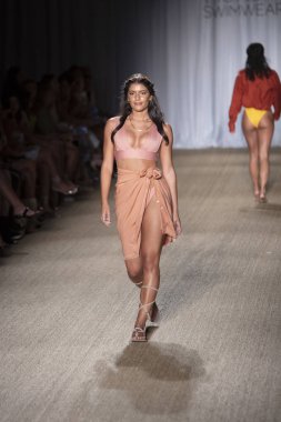 Paraiso Swim Haftası 2019'da Paraiso Swim Haftası 2019'da Paraiso Pist Çadırı'ndaki Miami Beach'te düzenlenen 2019 Pazartesi Mayo Yaz koleksiyonu 2020 defilesinde bir manken podyumda yürüyor 12 Temmuz 2019