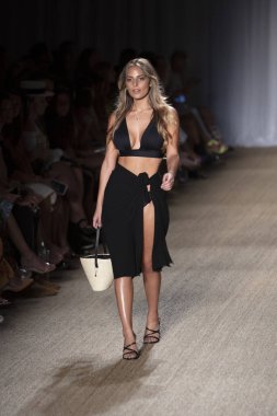 Paraiso Swim Haftası 2019'da Paraiso Swim Haftası 2019'da Paraiso Pist Çadırı'ndaki Miami Beach'te düzenlenen 2019 Pazartesi Mayo Yaz koleksiyonu 2020 defilesinde bir manken podyumda yürüyor 12 Temmuz 2019