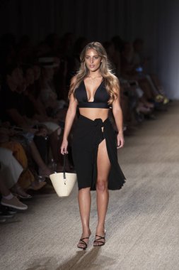 Paraiso Swim Haftası 2019'da Paraiso Swim Haftası 2019'da Paraiso Pist Çadırı'ndaki Miami Beach'te düzenlenen 2019 Pazartesi Mayo Yaz koleksiyonu 2020 defilesinde bir manken podyumda yürüyor 12 Temmuz 2019