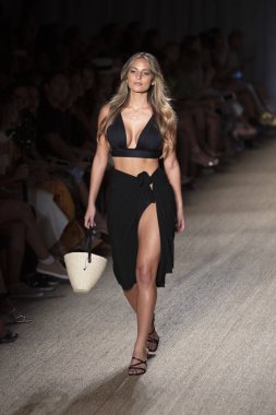 Paraiso Swim Haftası 2019'da Paraiso Swim Haftası 2019'da Paraiso Pist Çadırı'ndaki Miami Beach'te düzenlenen 2019 Pazartesi Mayo Yaz koleksiyonu 2020 defilesinde bir manken podyumda yürüyor 12 Temmuz 2019