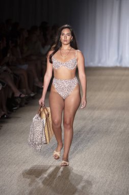 Paraiso Swim Haftası 2019'da Paraiso Swim Haftası 2019'da Paraiso Pist Çadırı'ndaki Miami Beach'te düzenlenen 2019 Pazartesi Mayo Yaz koleksiyonu 2020 defilesinde bir manken podyumda yürüyor 12 Temmuz 2019