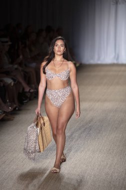 Paraiso Swim Haftası 2019'da Paraiso Swim Haftası 2019'da Paraiso Pist Çadırı'ndaki Miami Beach'te düzenlenen 2019 Pazartesi Mayo Yaz koleksiyonu 2020 defilesinde bir manken podyumda yürüyor 12 Temmuz 2019
