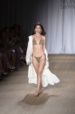 Paraiso Swim Haftası 2019'da Paraiso Swim Haftası 2019'da Paraiso Pist Çadırı'ndaki Miami Beach'te düzenlenen 2019 Pazartesi Mayo Yaz koleksiyonu 2020 defilesinde bir manken podyumda yürüyor 12 Temmuz 2019