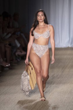 Paraiso Swim Haftası 2019'da Paraiso Swim Haftası 2019'da Paraiso Pist Çadırı'ndaki Miami Beach'te düzenlenen 2019 Pazartesi Mayo Yaz koleksiyonu 2020 defilesinde bir manken podyumda yürüyor 12 Temmuz 2019