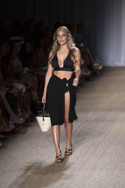 Paraiso Swim Haftası 2019'da Paraiso Swim Haftası 2019'da Paraiso Pist Çadırı'ndaki Miami Beach'te düzenlenen 2019 Pazartesi Mayo Yaz koleksiyonu 2020 defilesinde bir manken podyumda yürüyor 12 Temmuz 2019