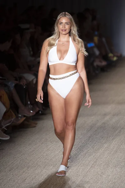 Paraiso Swim Haftası 2019'da Paraiso Swim Haftası 2019'da Paraiso Pist Çadırı'ndaki Miami Beach'te düzenlenen 2019 Pazartesi Mayo Yaz koleksiyonu 2020 defilesinde bir manken podyumda yürüyor 12 Temmuz 2019