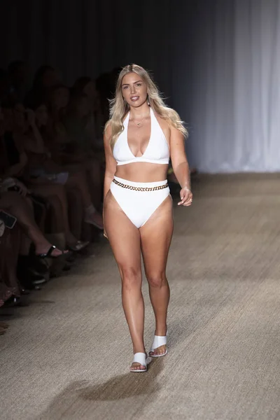 Una Modelo Camina Por Pasarela Para Desfile Moda Monday Swimwear — Foto de Stock