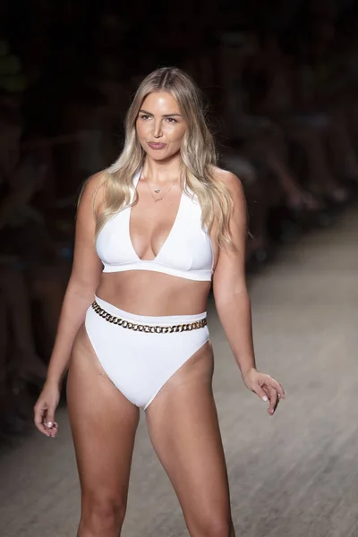 Una Modelo Camina Por Pasarela Para Desfile Moda Monday Swimwear — Foto de Stock