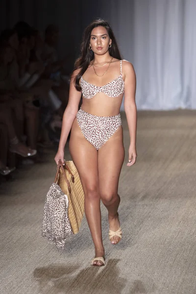 Paraiso Swim Haftası 2019'da Paraiso Swim Haftası 2019'da Paraiso Pist Çadırı'ndaki Miami Beach'te düzenlenen 2019 Pazartesi Mayo Yaz koleksiyonu 2020 defilesinde bir manken podyumda yürüyor 12 Temmuz 2019