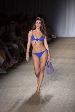 Paraiso Swim Haftası 2019'da Paraiso Swim Haftası 2019'da Paraiso Pist Çadırı'ndaki Miami Beach'te düzenlenen 2019 Pazartesi Mayo Yaz koleksiyonu 2020 defilesinde bir manken podyumda yürüyor 12 Temmuz 2019