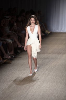 Paraiso Swim Haftası 2019'da Paraiso Swim Haftası 2019'da Paraiso Pist Çadırı'ndaki Miami Beach'te düzenlenen 2019 Pazartesi Mayo Yaz koleksiyonu 2020 defilesinde bir manken podyumda yürüyor 12 Temmuz 2019