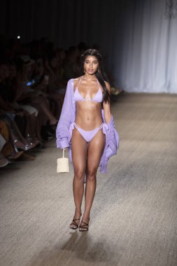 Paraiso Swim Haftası 2019'da Paraiso Swim Haftası 2019'da Paraiso Pist Çadırı'ndaki Miami Beach'te düzenlenen 2019 Pazartesi Mayo Yaz koleksiyonu 2020 defilesinde bir manken podyumda yürüyor 12 Temmuz 2019