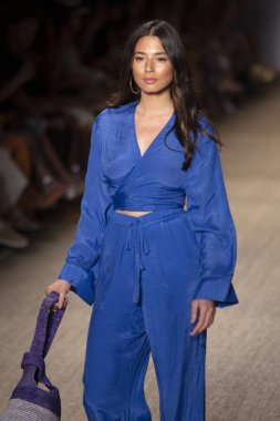 Paraiso Swim Haftası 2019'da Paraiso Swim Haftası 2019'da Paraiso Pist Çadırı'ndaki Miami Beach'te düzenlenen 2019 Pazartesi Mayo Yaz koleksiyonu 2020 defilesinde bir manken podyumda yürüyor 12 Temmuz 2019