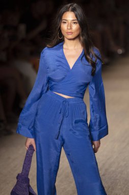 Paraiso Swim Haftası 2019'da Paraiso Swim Haftası 2019'da Paraiso Pist Çadırı'ndaki Miami Beach'te düzenlenen 2019 Pazartesi Mayo Yaz koleksiyonu 2020 defilesinde bir manken podyumda yürüyor 12 Temmuz 2019